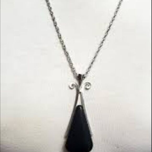 VINTAGE SIGNED AVON LONG BLACK PENDANT 24" NECKLACE EXCELLENT CONDITION - Picture 3 of 14